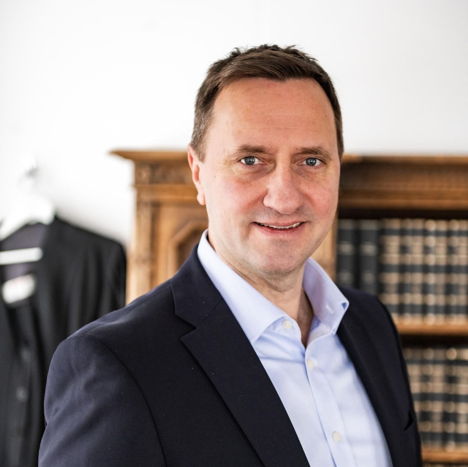 Smilende mann i dress